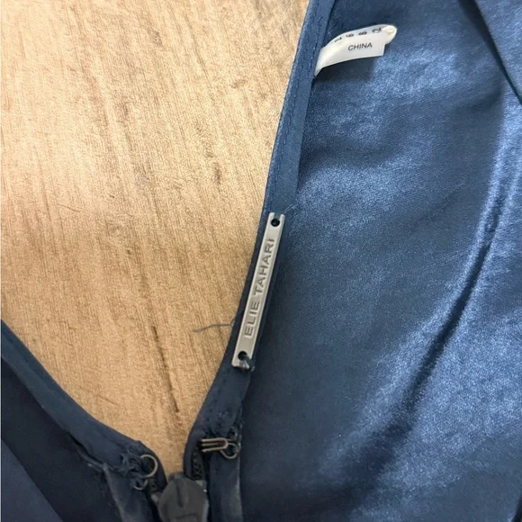 $420 Elie Tahari Elegant Size 2 Navy Blue V Neck Women's Dress - Picture 6 of 10